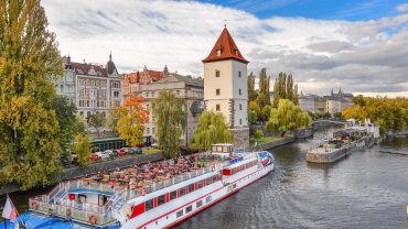 Letní výletní plavby po Vltavě: Praha z paluby lodě očaruje romantiky i gurmány